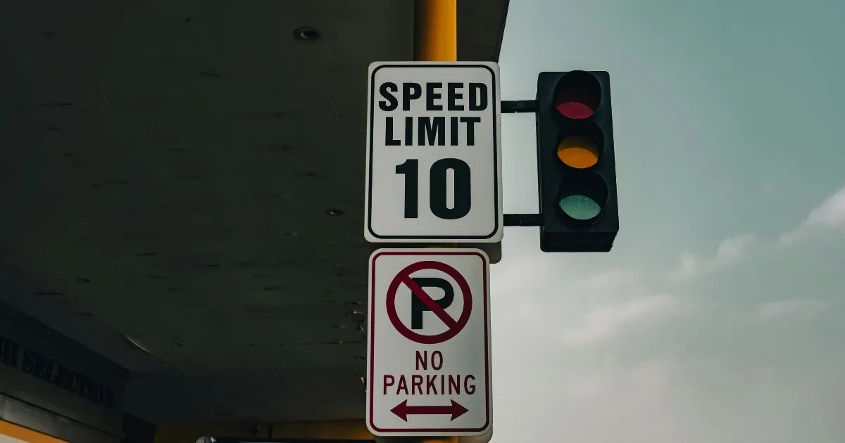 The Speed Limit Of 10 And No Parking Sign On The Road With Red Yellow And Green Parking Lights
